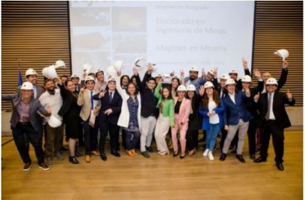 Universidad de Chile otorga dos becas para mujeres